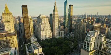 NYC startup funding scene with Manhattan skyline showing entrepreneurship and venture capital opportunities