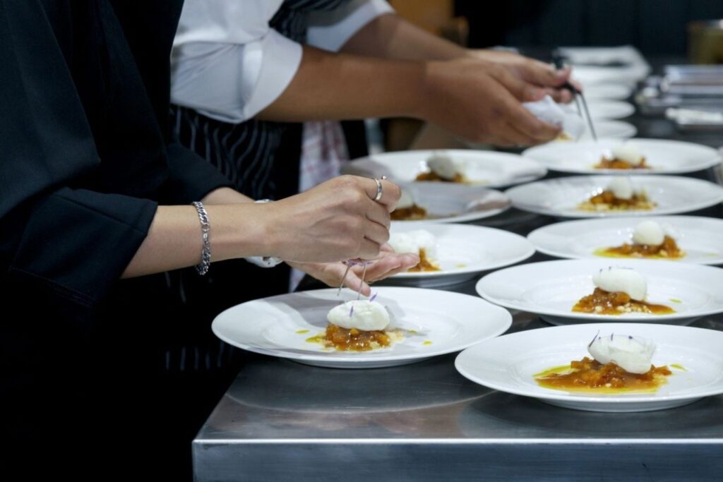 以主厨主导菜肴和艺术美食呈现为特色的纽约餐厅开业