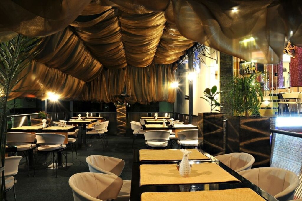 纽约高档餐厅的春季用餐氛围，现代室内设计