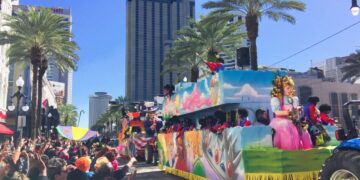 Des millions de spectateurs alignés sur la Cinquième Avenue pendant la Marche NYC Pride célébrant les droits LGBTQIA+