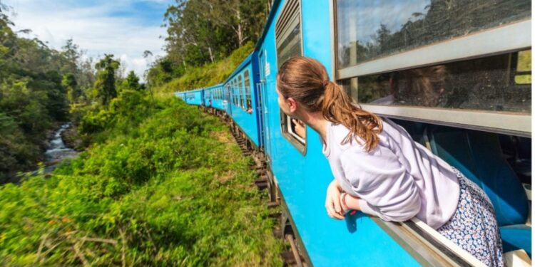 a_woman_on_a_train_window_Hudson_Valley_ - NYCwebzine Uma mulher olha pela janela de um trem durante um dos passeios de um dia mais cênicos saindo de NYC de trem através do Hudson Valley