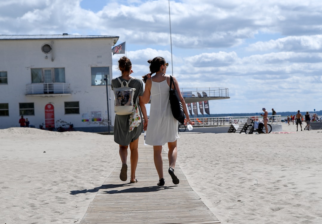 Um casal passeia pelo calçadão em um dia de verão, aproveitando o passeio de um dia mais popular saindo de NYC de trem para a Jersey Shore