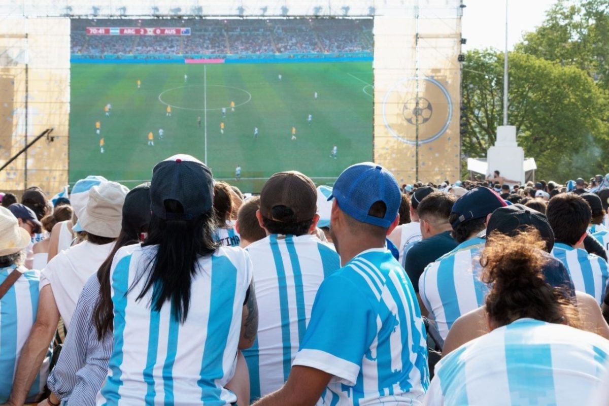 Une grande foule de fans divers regardant un match de la Coupe du monde sur un grand écran extérieur dans une zone de fans de New York