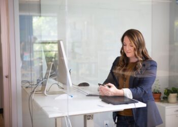 Eine Unternehmerin überprüft Dokumente für eine Gewerbeanmeldung an ihrem Büroschreibtisch in New York City