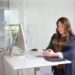 professional-woman-office-unsplash - NYCwebzine Uma empresária mulher revisa documentos de licença de pequeno negócio em sua mesa de escritório em Nova York