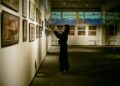 visitor-exploring-small-museum-exhibit-unsplash - NYCwebzine Ein Besucher untersucht Artefakte in einem der versteckten Museen New Yorks in einer ruhigen Galerie in der Lower East Side