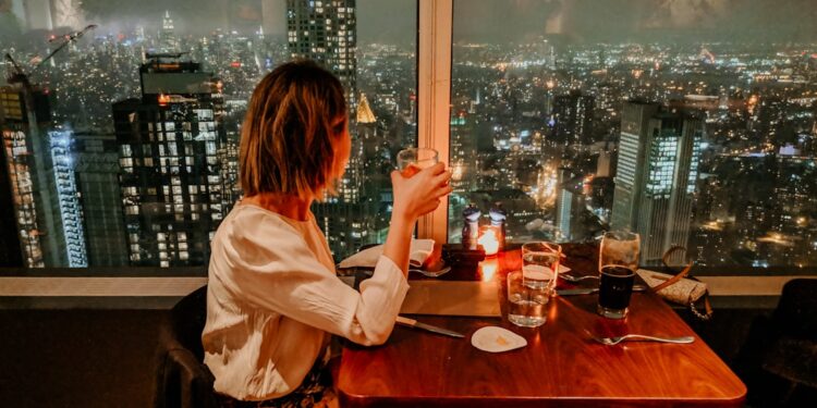 woman-eating-pasta-restaurant-nyc-unsplash - NYCwebzine Eine Frau genießt ein glutenfreies Pastagericht an einem stilvollen Tisch in einem New York City Restaurant im Sommer