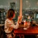 夏のニューヨーク市の洒落たレストランのテーブルで、女性がグルテンフリーパスタ料理を楽しんでいる