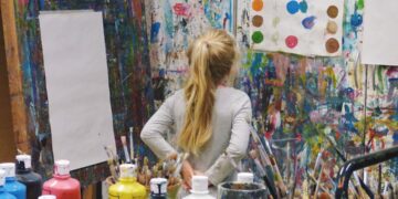 child-painting-canvas-art-studio-unsplash - NYCwebzine A young child painting on canvas in an after-school programmes art studio in New York City
