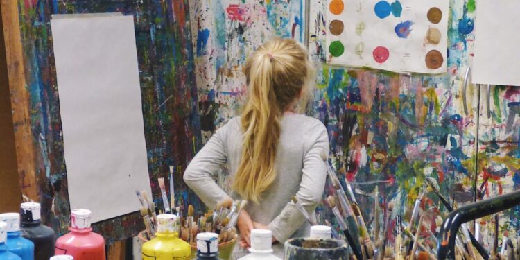 child-painting-canvas-art-studio-unsplash - NYCwebzine A young child painting on canvas in an after-school programmes art studio in New York City