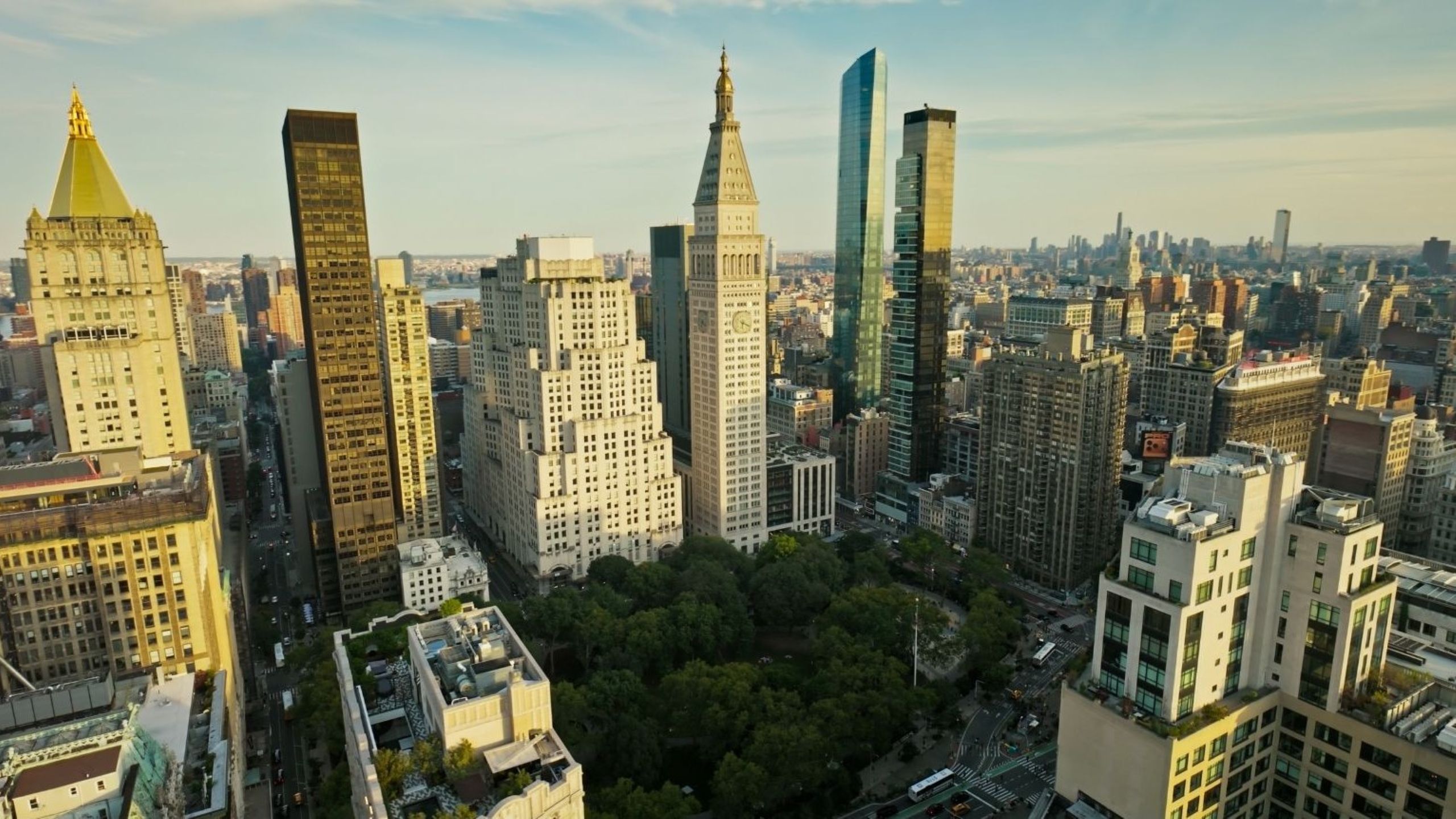 NYC startup funding scene with Manhattan skyline showing entrepreneurship and venture capital opportunities