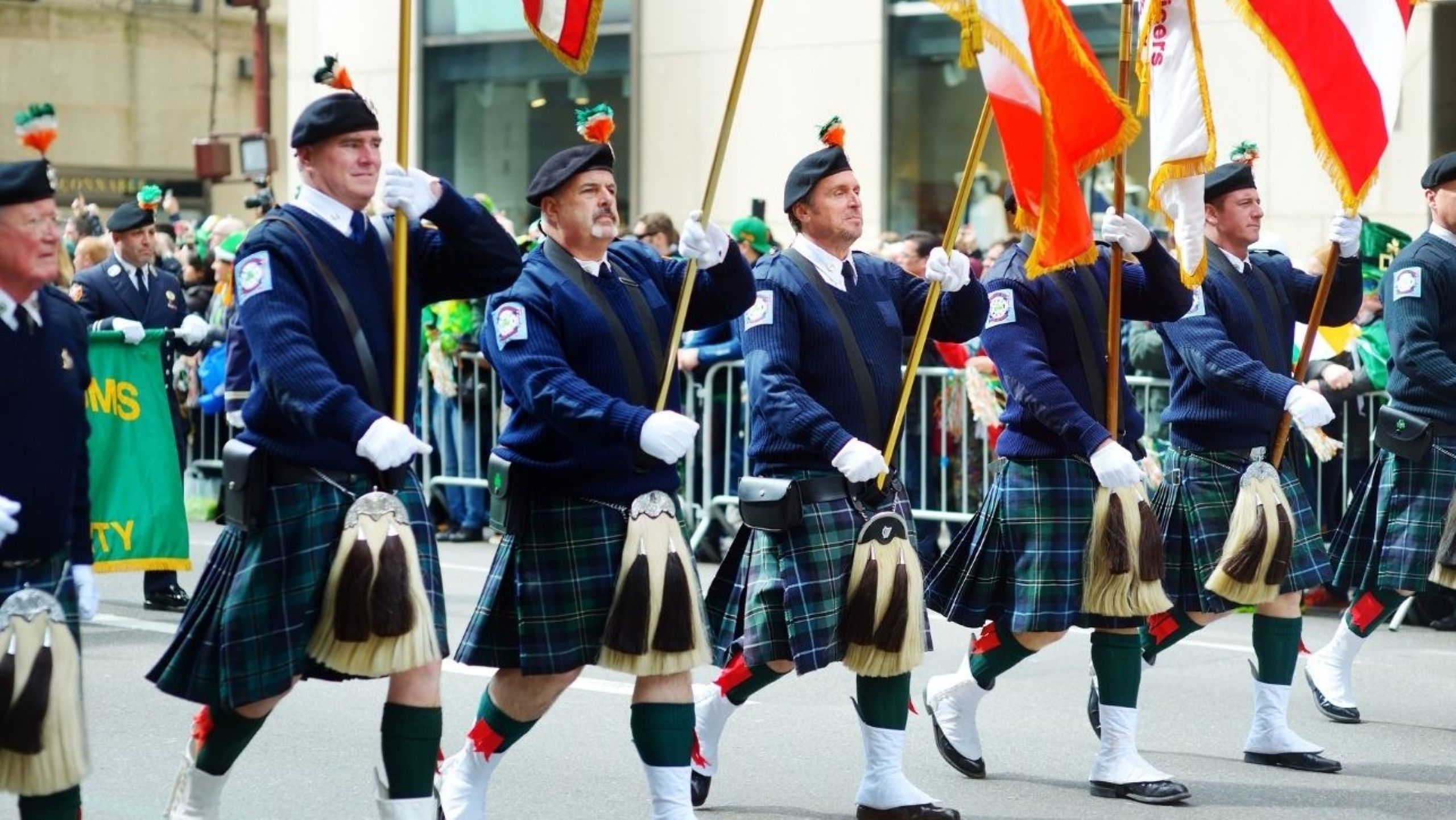 Guide du défilé de la Saint-Patrick à New York montrant la foule le long de la Cinquième Avenue célébrant l'événement du patrimoine irlandais