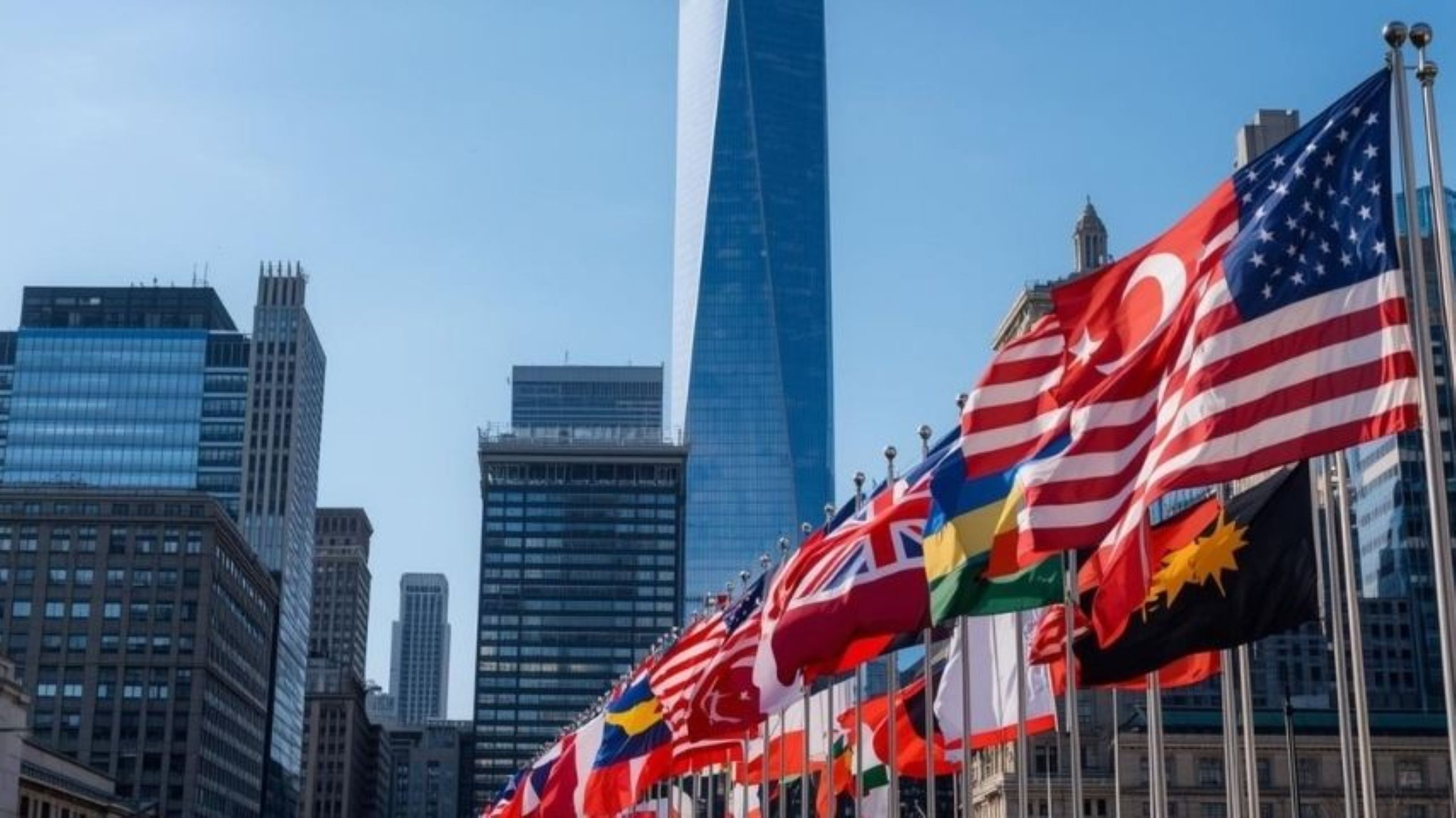 Conexões de hub de negócios globais vistas no horizonte de Nova York ao anoitecer