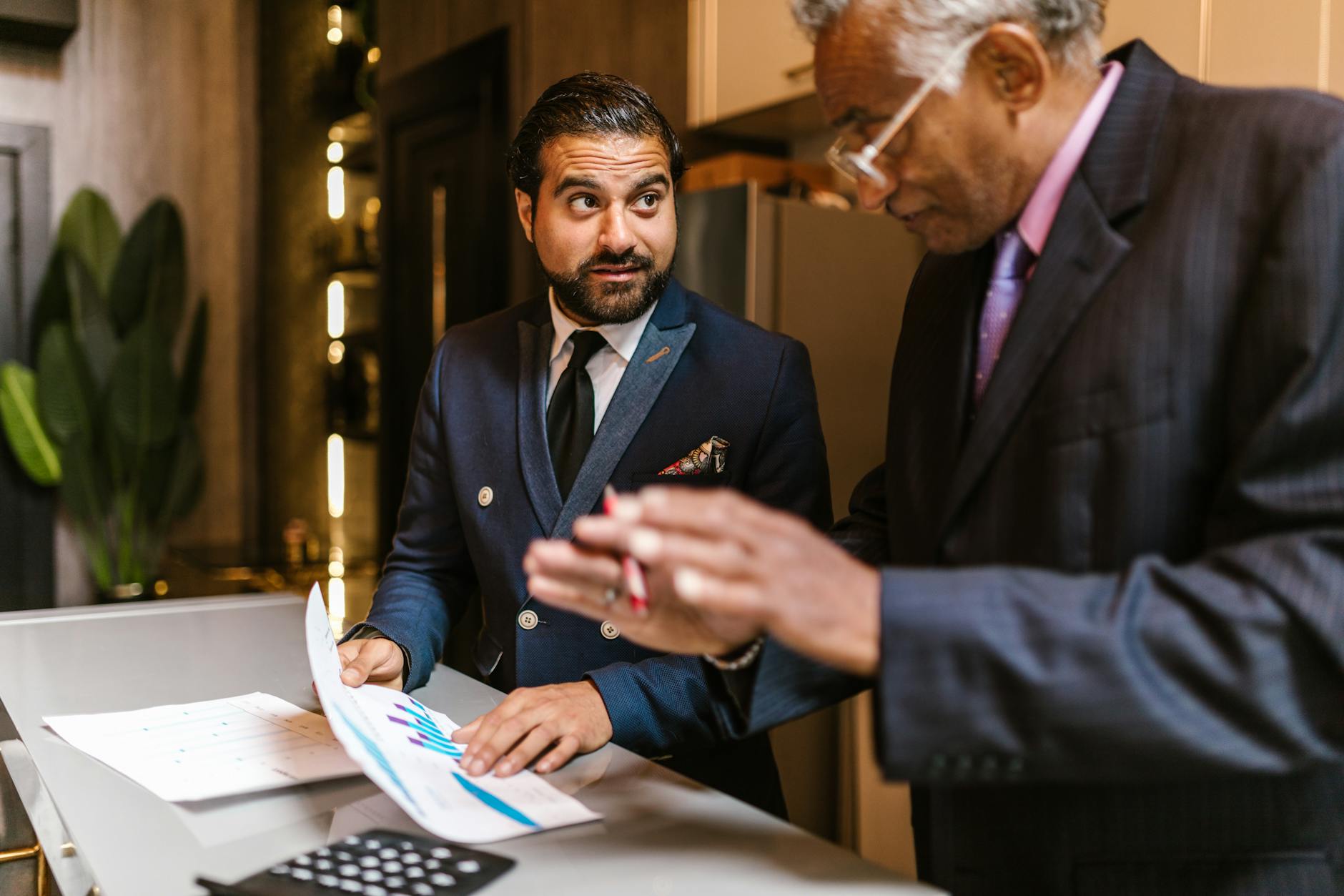 Um pequeno proprietário de negócio em NYC analisa as finanças do meio do ano no balcão, aplicando uma estratégia de negócio de NYC para gerenciar custos crescentes.