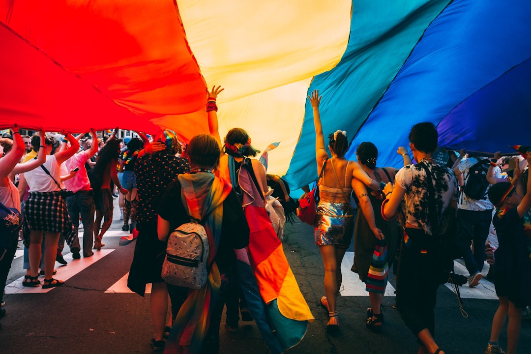 Des milliers de personnes s'alignant sur la Cinquième Avenue pour regarder la marche NYC Pride, agitant des drapeaux arc-en-ciel à Manhattan