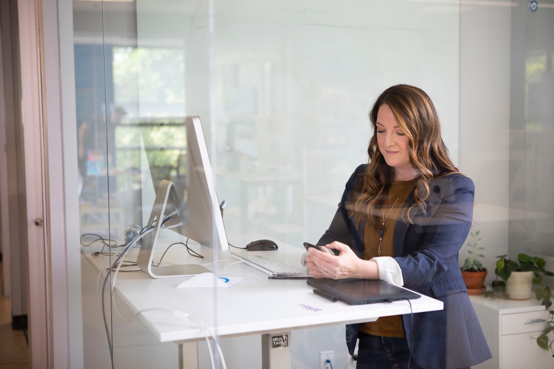 Une femme entrepreneur examine des documents de licence d'entreprise à son bureau au cœur de New York