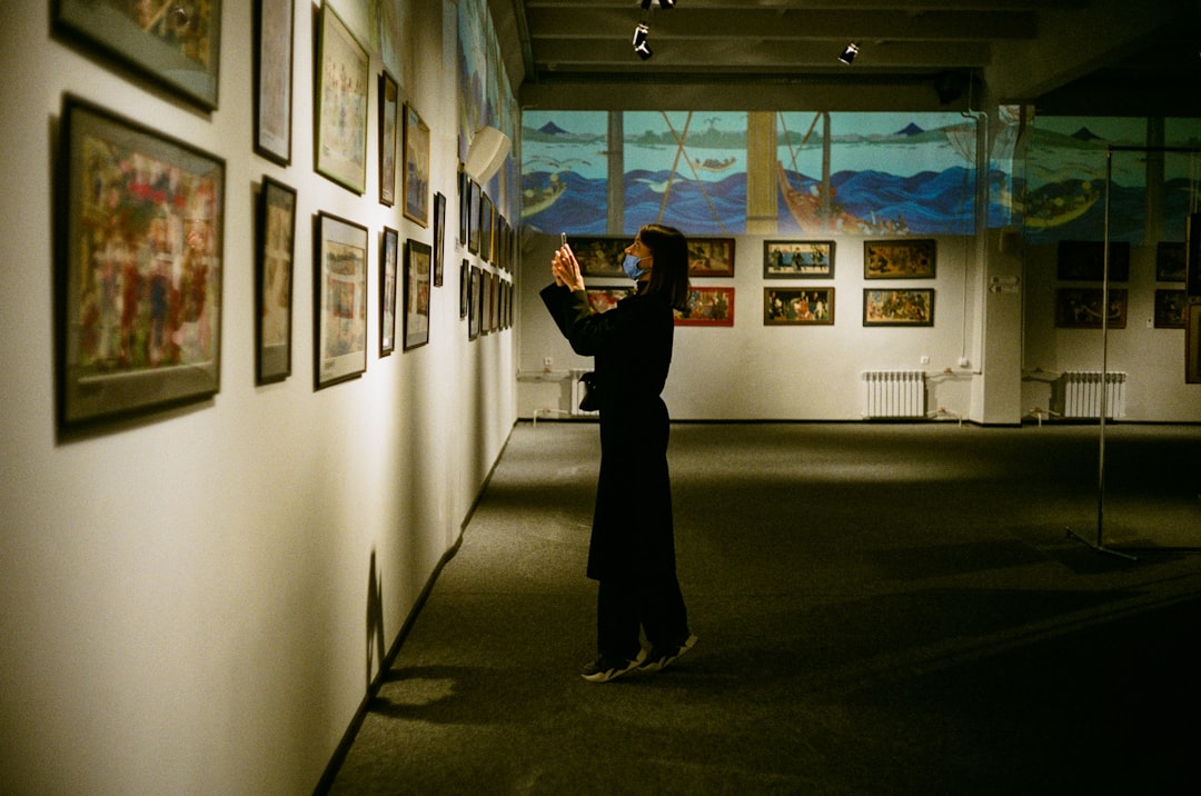 Un visiteur examine des artefacts à l'intérieur de l'un des musées cachés de New York dans une galerie tranquille de la Lower East Side