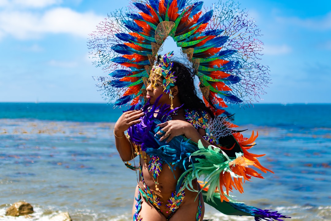 Uma mulher em um traje detalhado de sereia caminha pelo calçadão de Coney Island durante o Desfile das Sereias