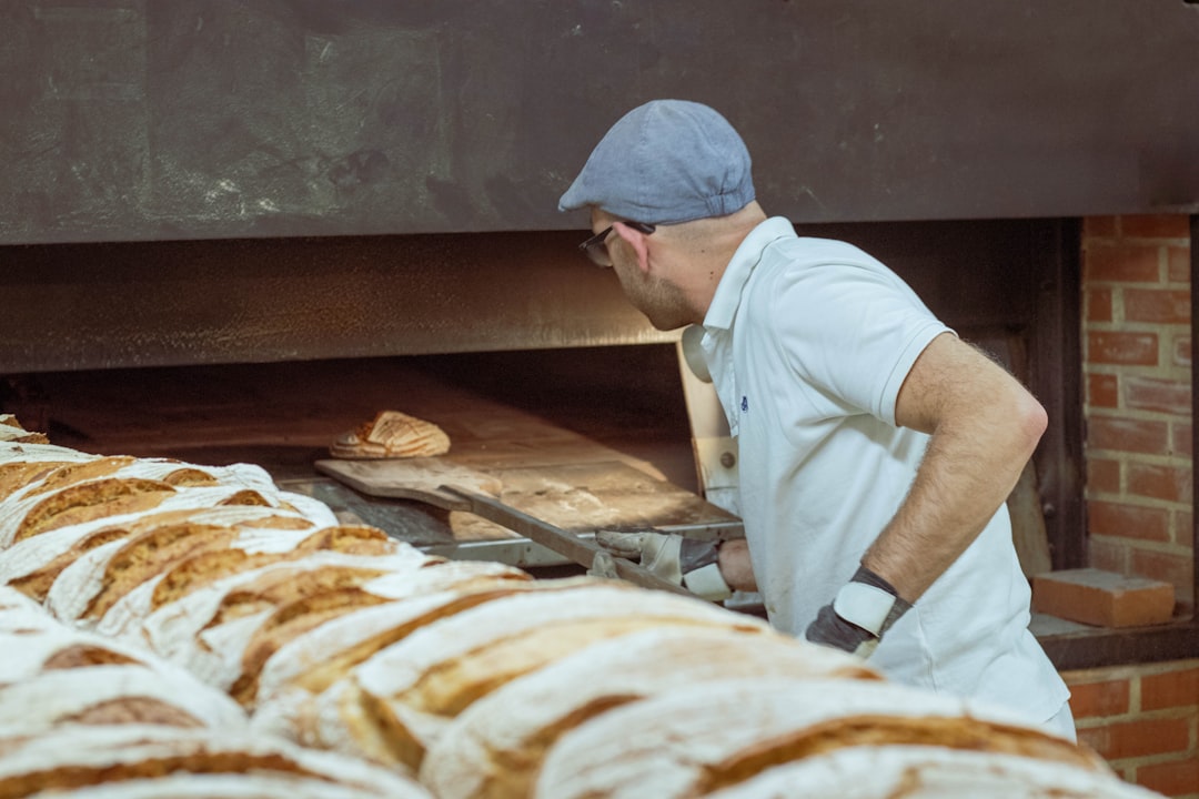 Um padeiro entrega um pão sem glúten a um cliente dentro de uma padaria de Manhattan, mostrando a crescente demanda por produtos sem glúten.