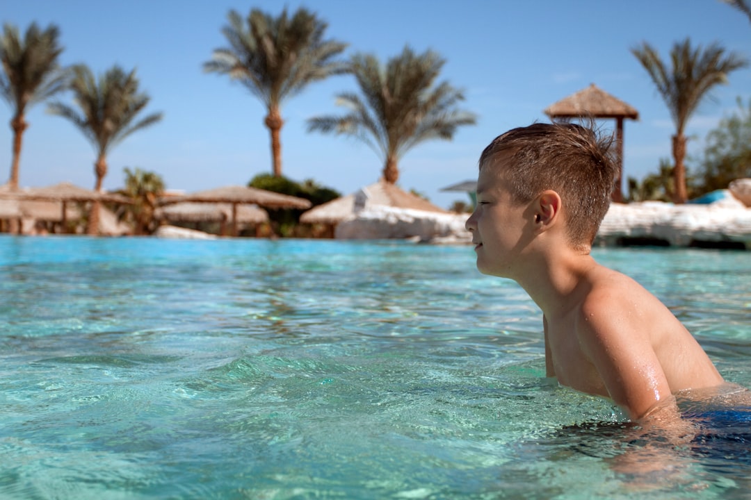 Bambini che si divertono con attività gratuite all'aperto presso una piscina pubblica a New York in una soleggiata giornata estiva