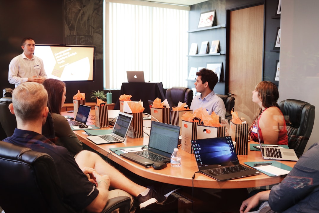 Une fondatrice de startup présentant son pitch à son premier investisseur dans un bureau de New York, avec un deck de présentation visible à l'écran
