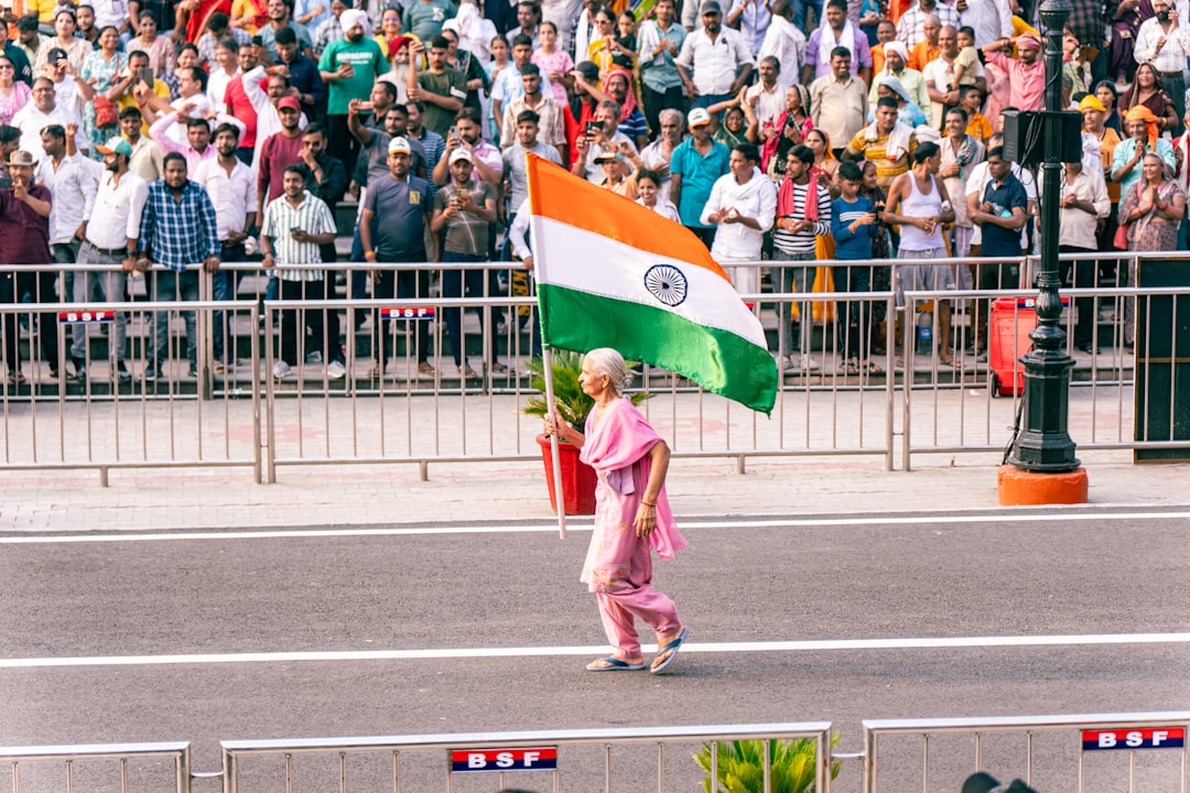 Uma mulher em trajes tradicionais agita a bandeira da Índia durante o desfile do India Day na Madison Avenue na cidade de Nova York