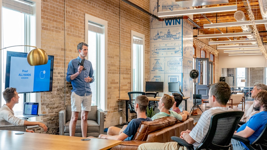 Un fondatore di startup che presenta davanti agli investitori di un acceleratore, pronto a presentare il tuo business in una sala conferenze di New York City