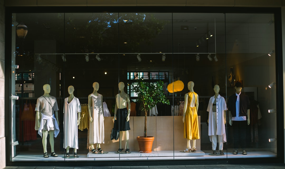 Um empreendedor focado organizando produtos dentro de um espaço de varejo pop-up na cidade de Nova York