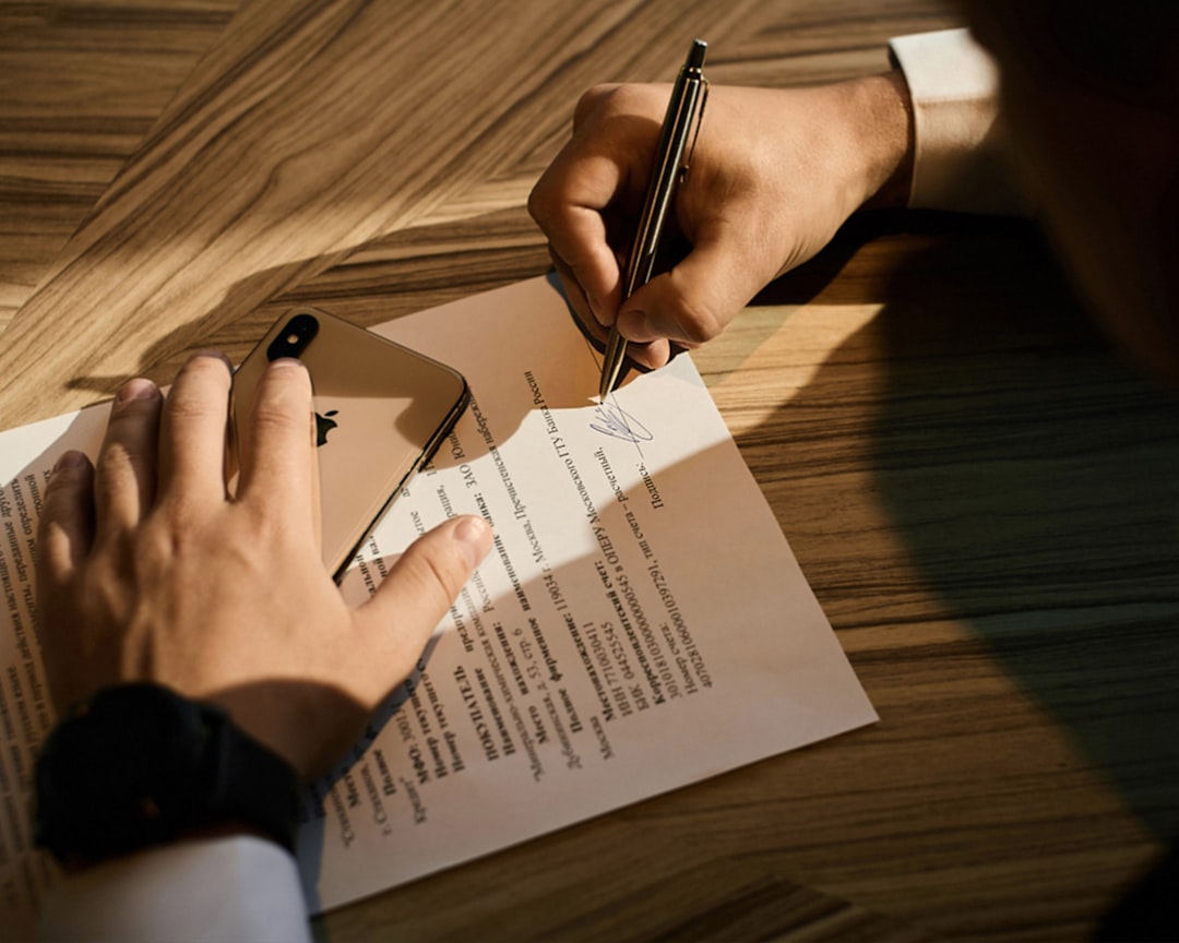 Un fondatore di New York City esamina un accordo di non divulgazione (NDA) per proteggere un'idea di business prima di una riunione di presentazione
